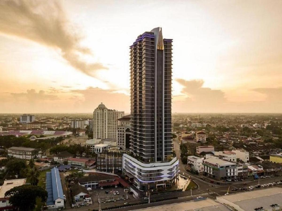 Zulanie Suite Troika Residence: Golden Triangle Oasis with Pool Kota Bharu Exterior photo