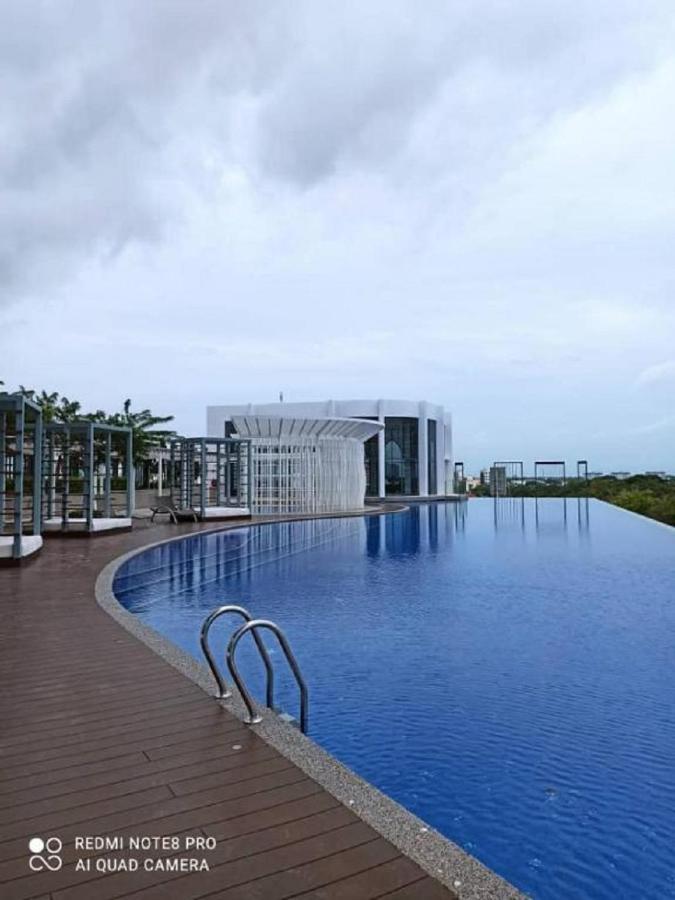 Zulanie Suite Troika Residence: Golden Triangle Oasis with Pool Kota Bharu Exterior photo