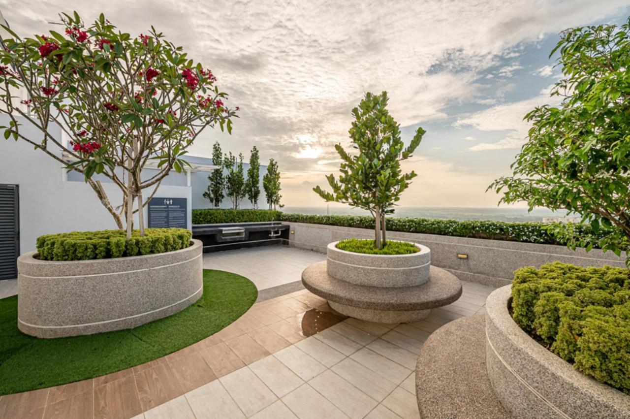 Zulanie Suite Troika Residence: Golden Triangle Oasis with Pool Kota Bharu Exterior photo