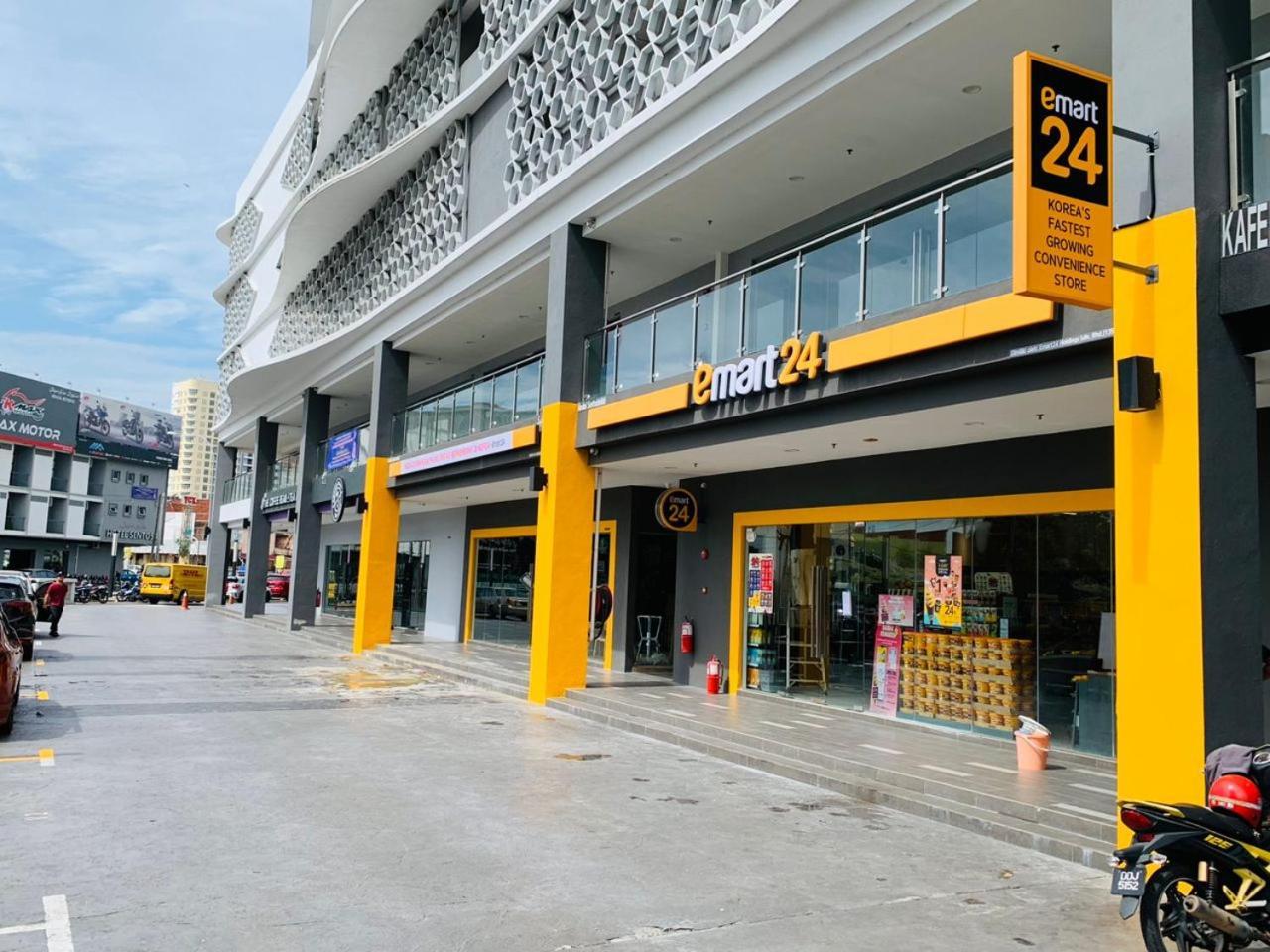 Zulanie Suite Troika Residence: Golden Triangle Oasis with Pool Kota Bharu Exterior photo